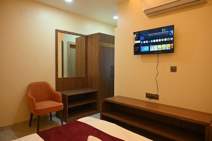 Room 12 of 28