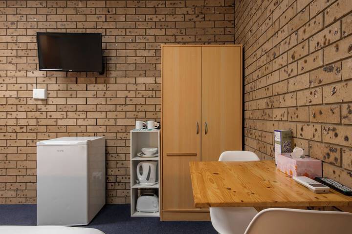 Room 4 of 82