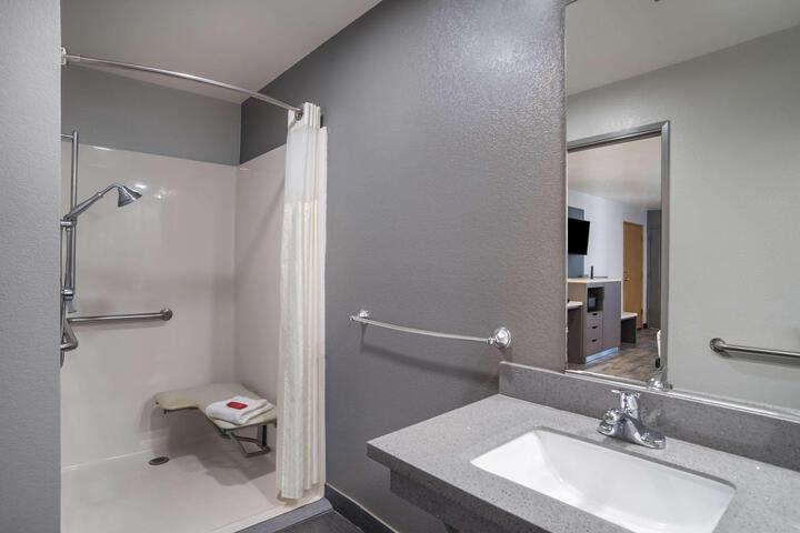 2 Queen Beds Microwave and Refrigerator WiFi Continental Breakfast (6 of 11)