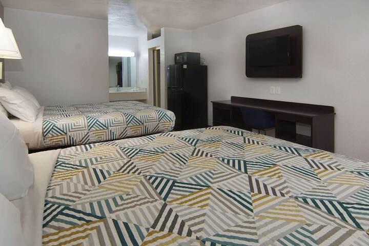 2 Queen Beds (2 of 5)