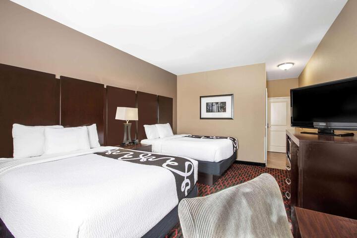 2 Queen Beds (2 of 4)