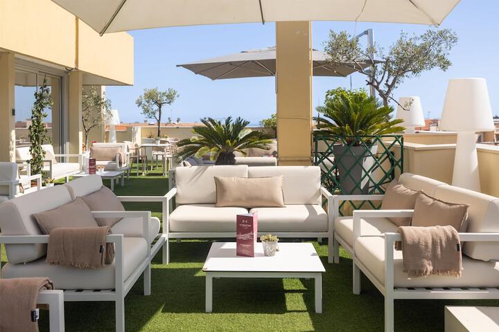 Lounge 81 of 100