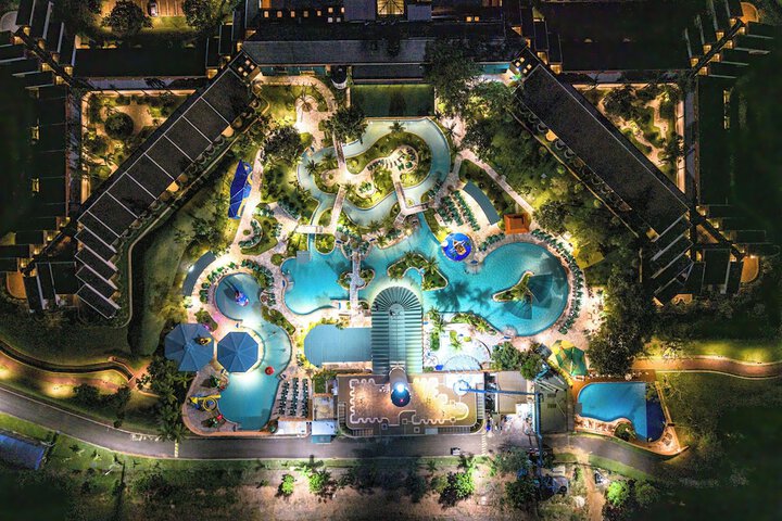 Hotel Pool