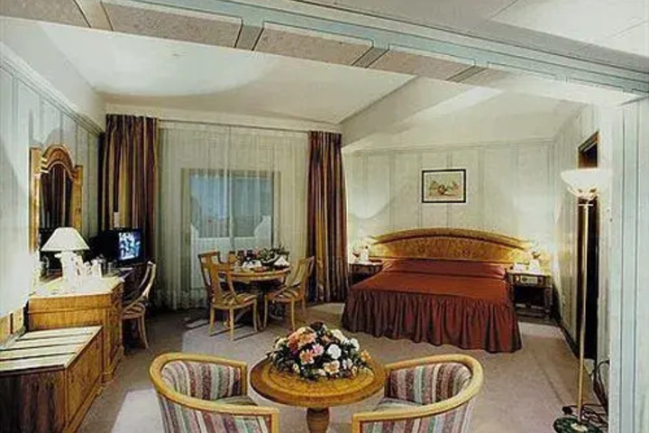 Room 6 of 13
