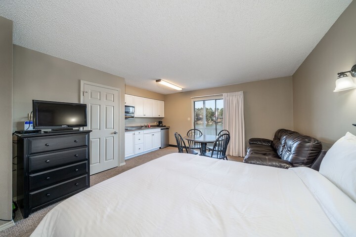 Studio Suite 1 King Bed with Sofa Bed Resort View (25 of 40)