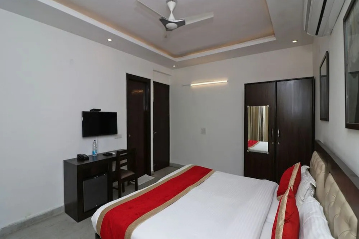 Room 5 of 16