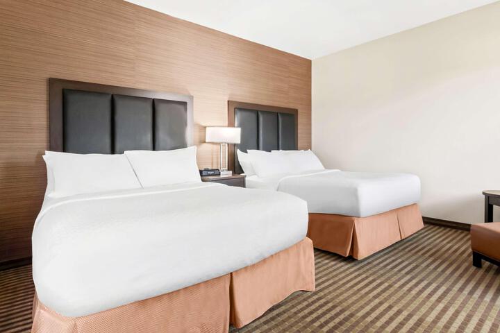 2 Queen Beds Chair Work Desk WiFi, Microwave and Refrigerator Full Breakfast (6 of 14)