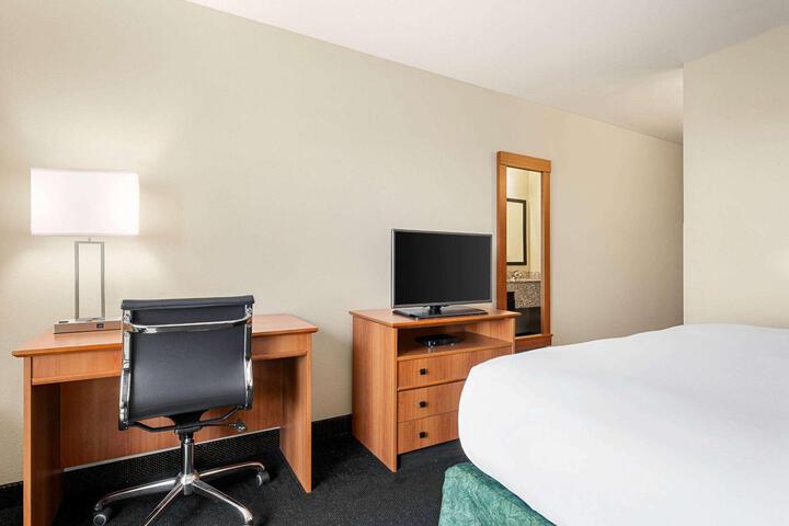 1 Queen Bed (10 of 18)