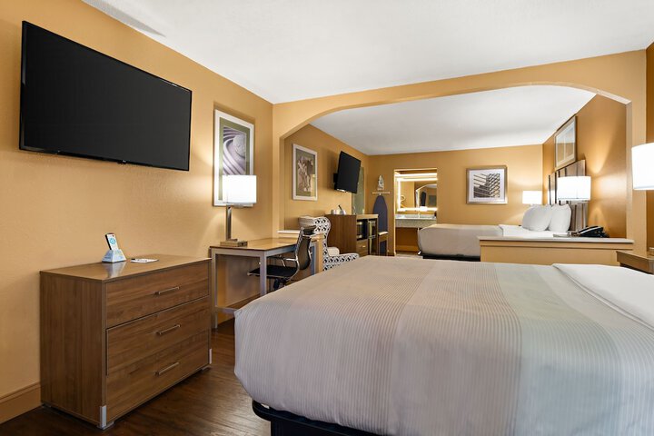1 King Bed (3 of 30)