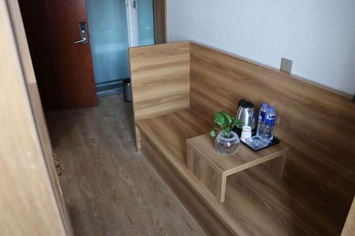 Room 17 of 142