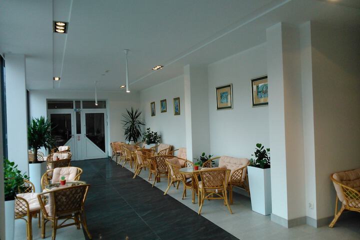 Lounge 31 of 42