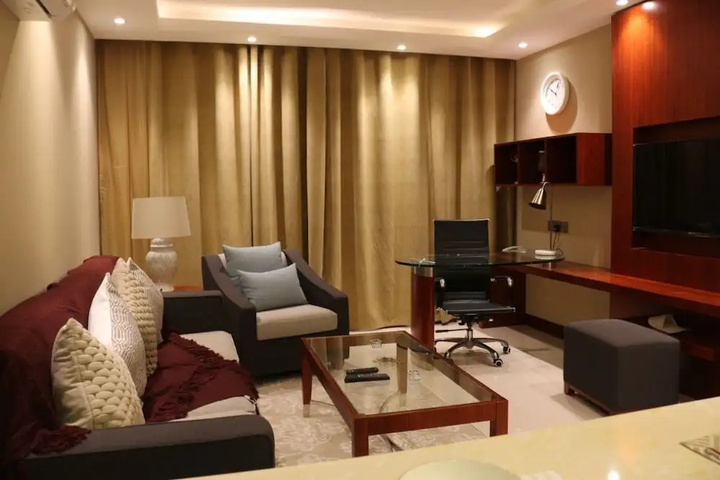 Room 4 of 10
