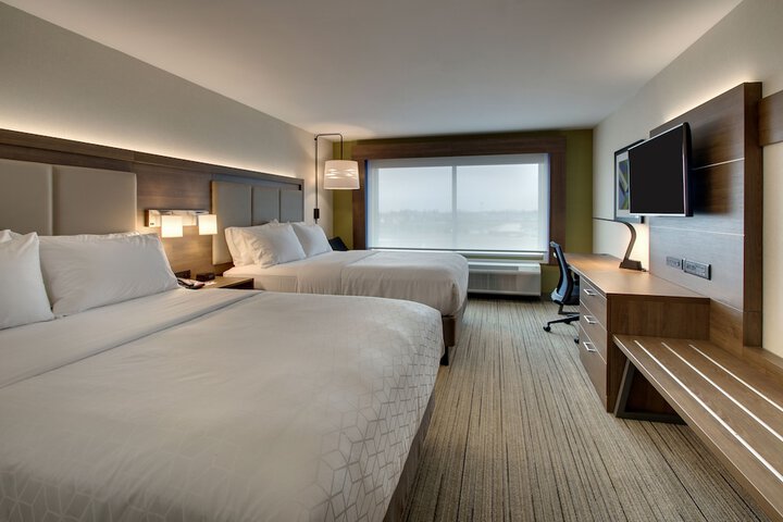 2 Queen Beds (1 of 9)