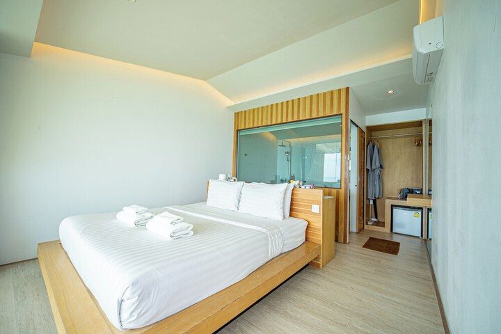 Room 18 of 77