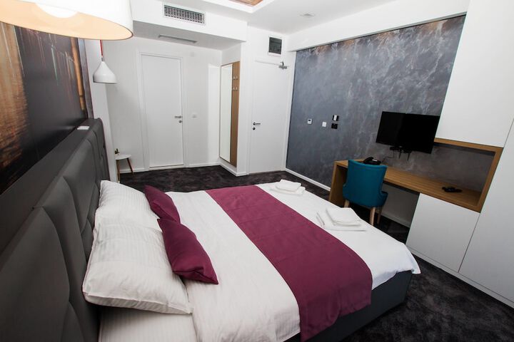 Room 13 of 76