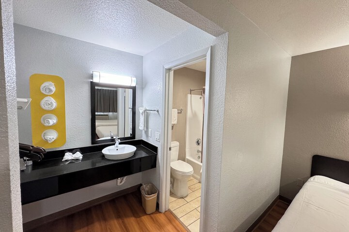 2 Queen Beds Refrigerator (2 of 10)