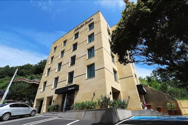 LISTON HOTEL