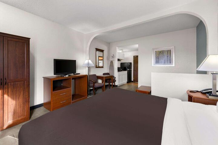 1 King Bed (4 of 8)