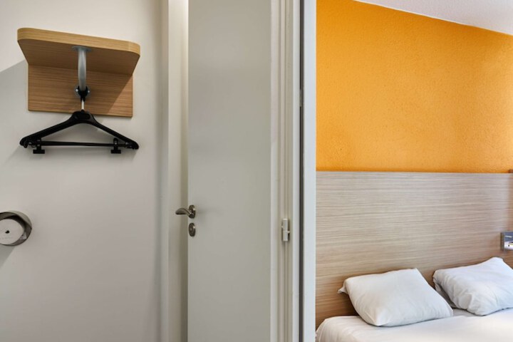 Room 10 of 31