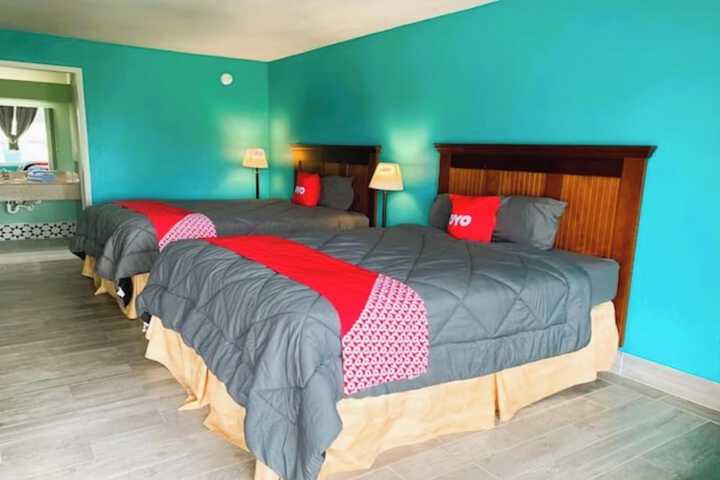 Deluxe Queen Bed (5 of 7)