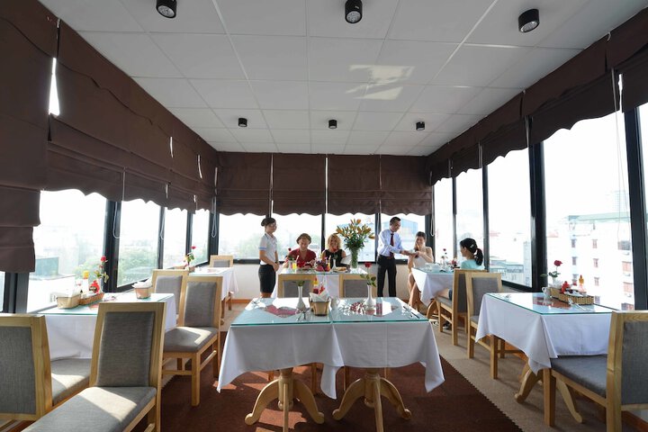 Dining 45 of 52