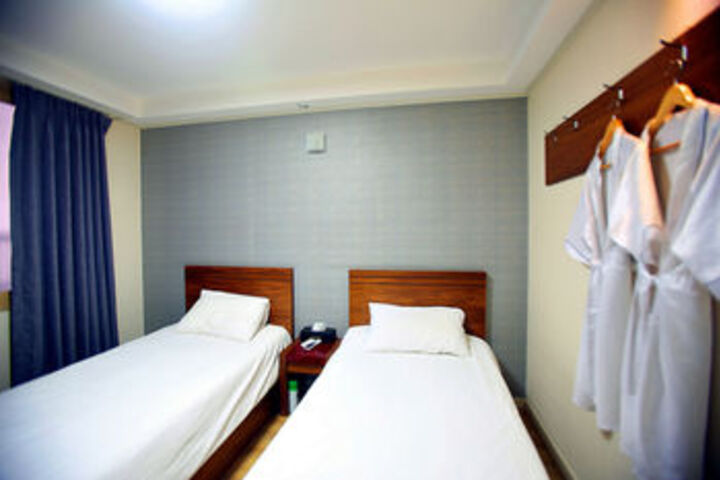 Room 7 of 18