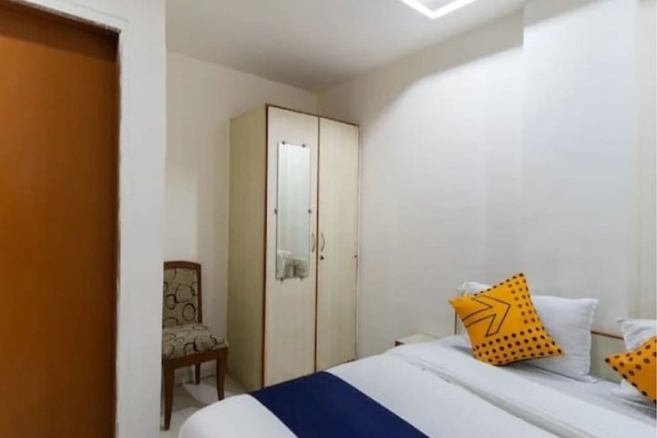Room 6 of 12