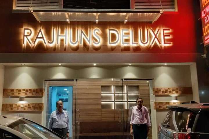 Rajhuns Deluxe Lodging