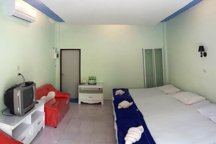 Room 13 of 33