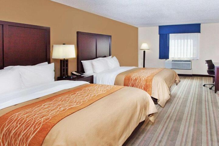 2 Queen Beds (3 of 3)