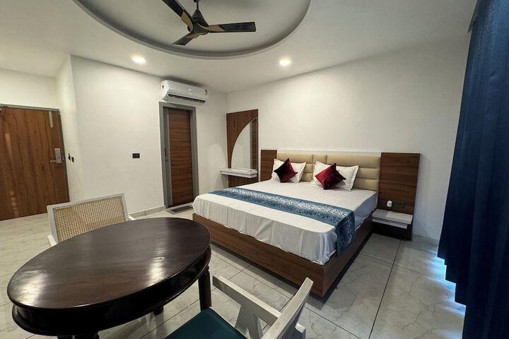 Room 6 of 9
