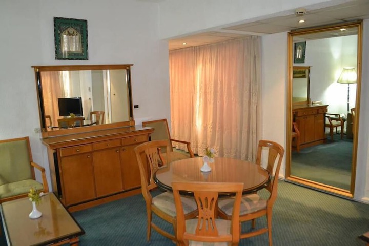 Room 6 of 30