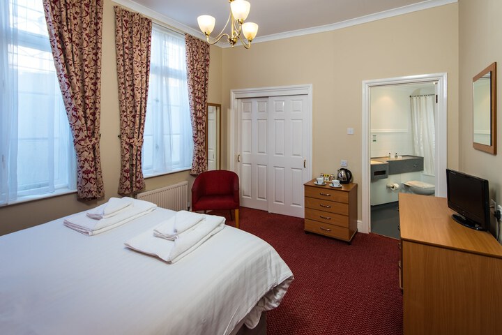 Room 28 of 86
