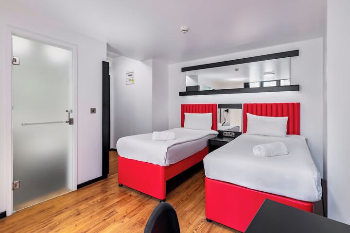 Room 46 of 100