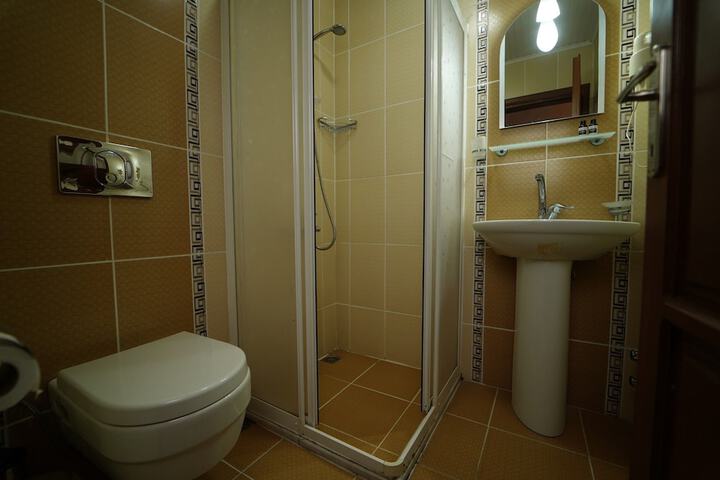 Room 27 of 48