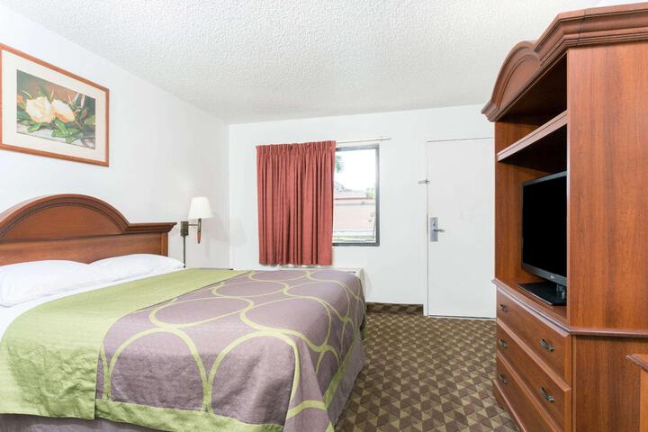 1 King Bed (4 of 8)