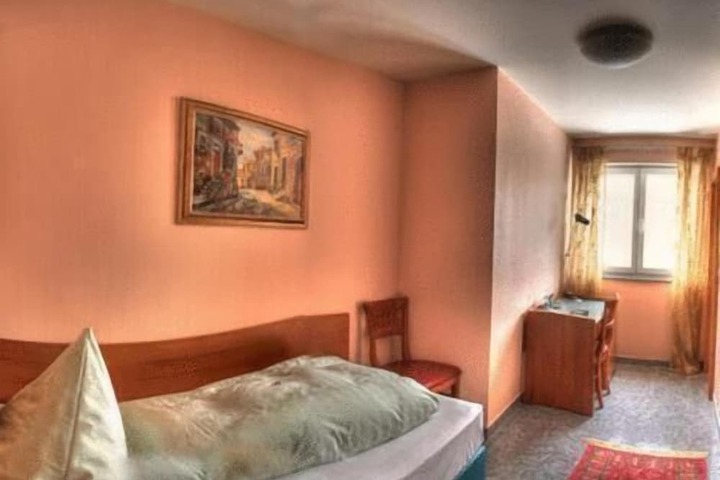 Room 4 of 37