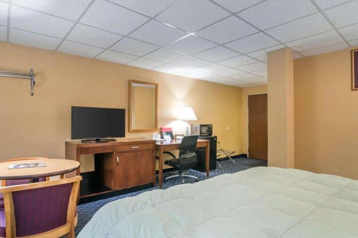 1 King Bed (4 of 6)