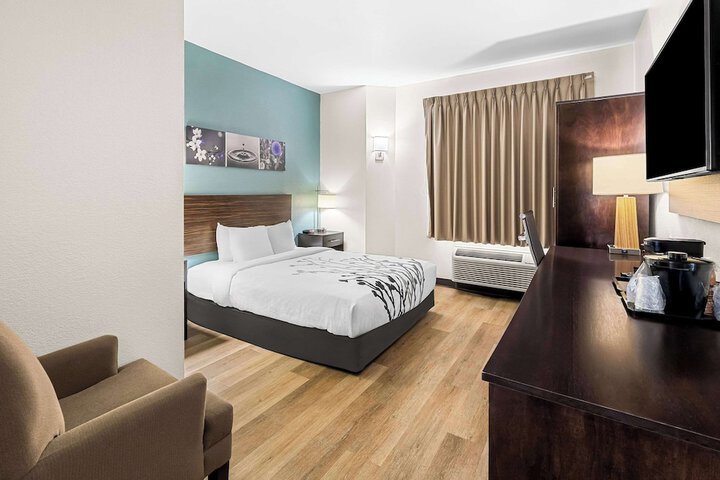 Queen Bed Accessible (4 of 6)