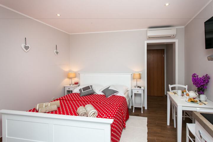 Room 2 of 98