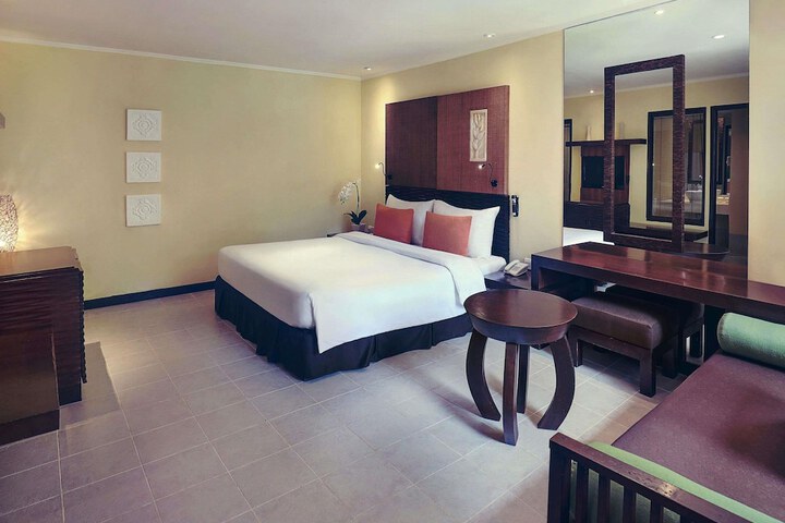Room 27 of 100