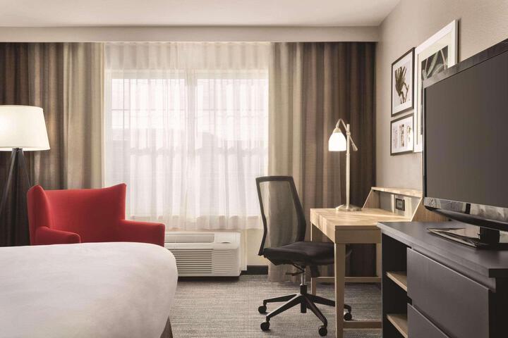 1 King Bed (8 of 9)