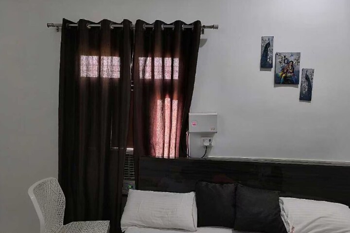 Room 9 of 16