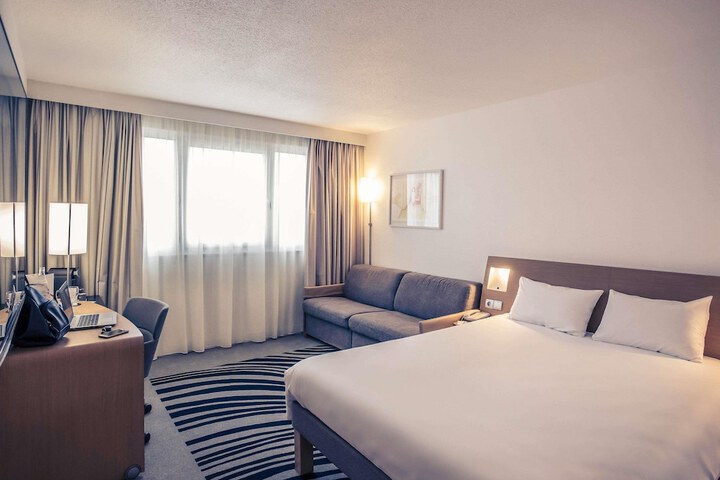 Room 18 of 108