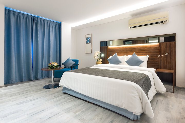 Room 9 of 37