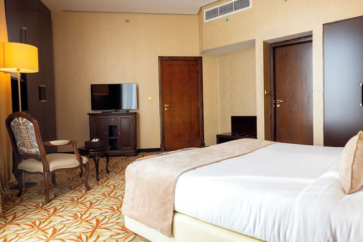 Room 9 of 27