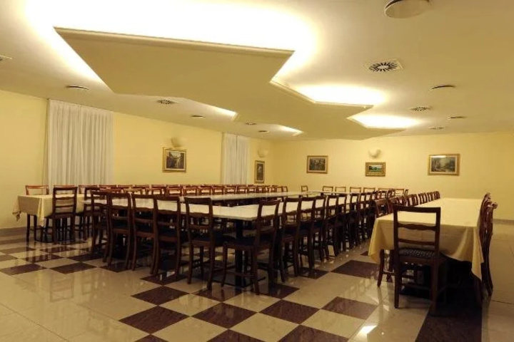 Dining 17 of 18