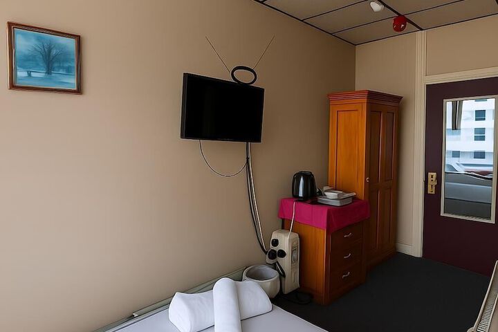 Room 13 of 33