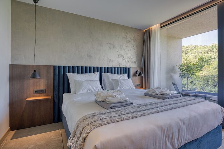 Room 3 of 84