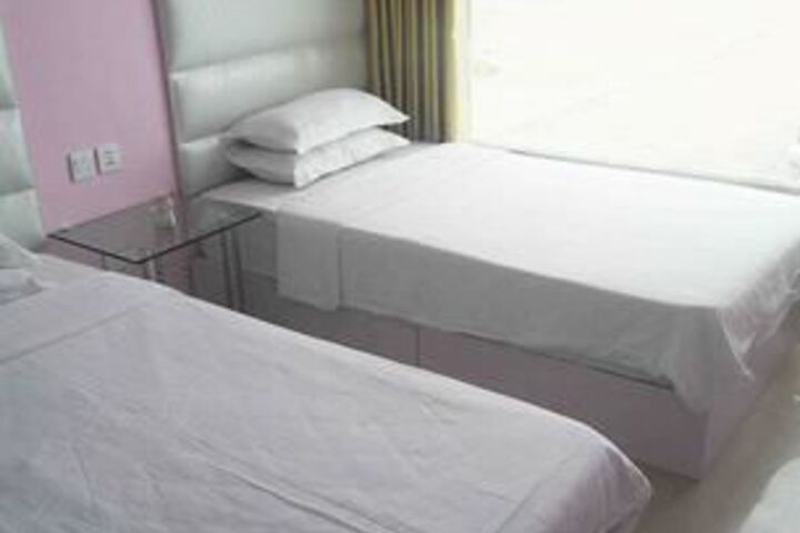 Room 4 of 8